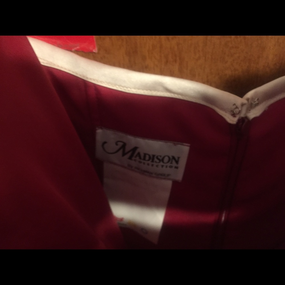 Red gown - Picture 4 of 5